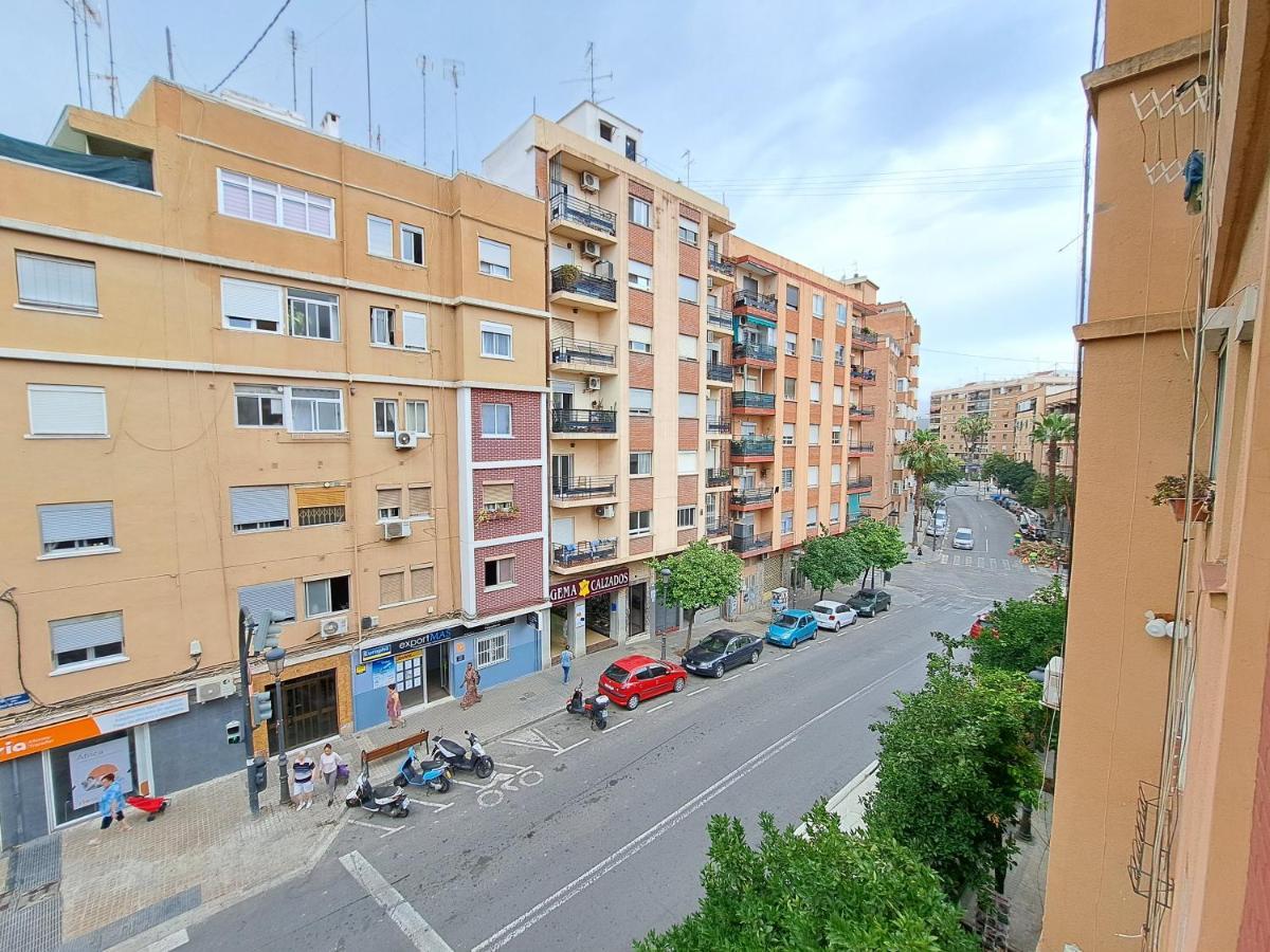 Apartamento Acogedor Con Wifi Valencia Bagian luar foto